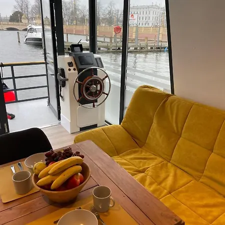 Botel Cosy Explorer - Festlieger *