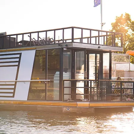 Botel Cosy Explorer - Festlieger *